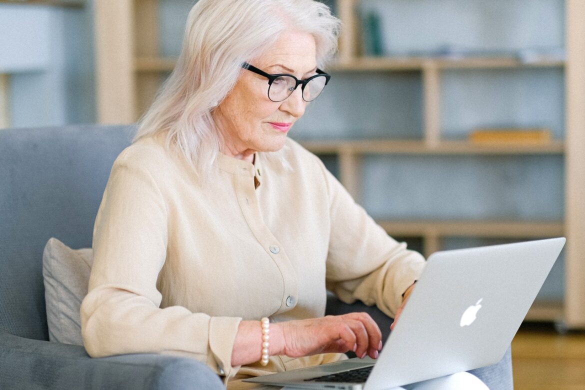 Derfor skal du bruge blue light briller når du arbejder foran computeren