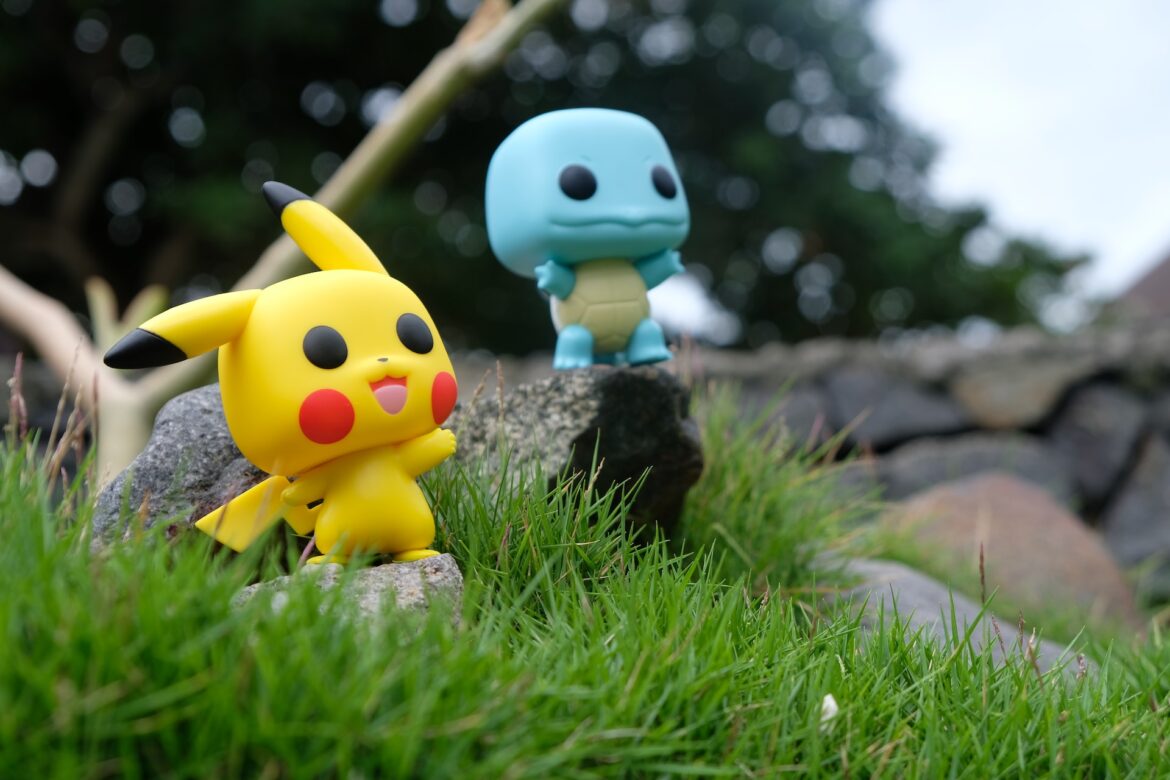 Sjov leg med Pokemon figurer